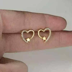 Orecchini a perno a forma di cuore con diamanti creati in laboratorio rotondi 0,5 ct placcati oro giallo 14 carati - Foto 1 di 5