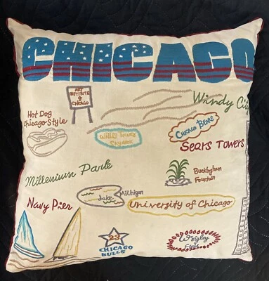 Almohada bordada Chicago Illinois Landmarks Cloud9 18"x18" beige con ribete rojo Foto 1 de 4