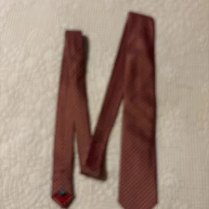 HUGO BOSS Cravatta Uomo 100% Seta ITALIA Designer Rosso - Foto 1 di 3