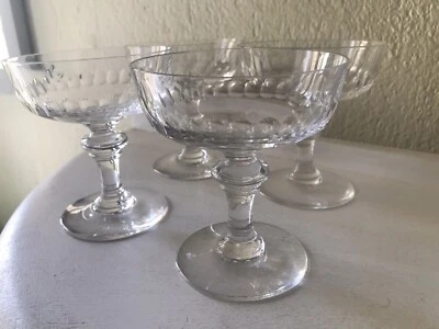 BACCARAT 4 ANCIENNES COUPES À CHAMPAGNE MODÈLE STYLE RICHELIEU PIEDS BOUTONS - Photo 1/4