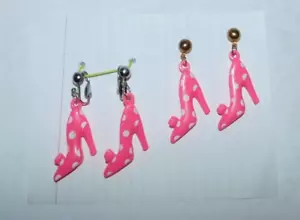 2 PAIA DI ORECCHINI ROSA CON TACCO ALTO FORMA TRAFORATI E CLIP - Foto 1 di 3