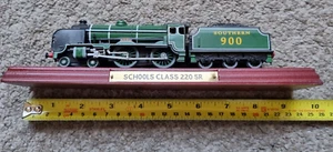 ATLAS EDITIONS SCHOOLS CLASS 220 SR LOCOMOTIVE ON WOODEN PLINTH STATIC MODEL - Picture 1 of 4