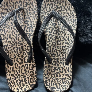 Chanclas con estampado de leopardo y correas negras - Imagen 1 de 3