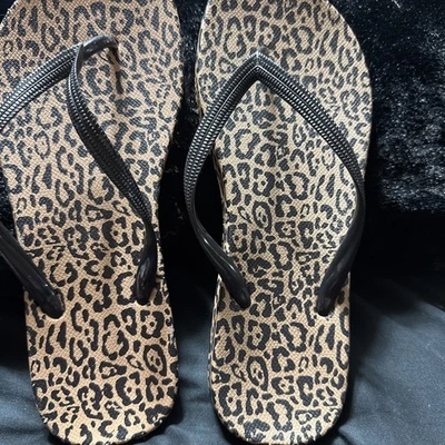 Chanclas con estampado de leopardo y correas negras Foto 1 de 3