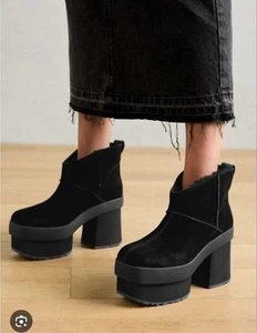 UGG Nueva Mini Bota Plataforma Alturas Gamuza Negra Para Mujer Talla 7 NUEVA 1157910 - Imagen 1 de 10