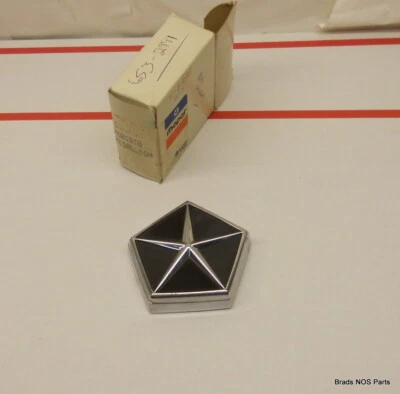 NOS Mopar 1983 Plymouth Reliant Dodge 600 Chrysler LeBaron TAMPA DE DECK CROMADA ORNAMENTADA - Imagem 1 de 4