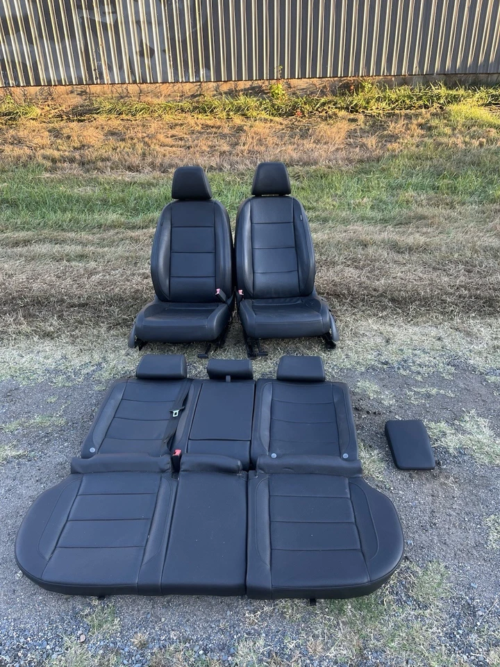 Volkswagen Golf Jetta 2013 camioneta interior asientos delanteros traseros cojines negro Foto 1 de 4