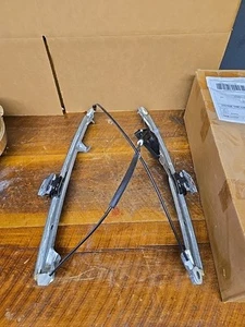New NOS GM 1999-14 Chevy/GMC Truck Front RH Window Regulator *NO MOTOR* 19120096 - Picture 1 of 2