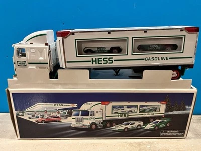 Hess 1997 "Toy Truck and Racers" con (2) coches de carreras estilo coche de stock nuevos Foto 1 de 4