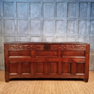 Un gran cofre galés del siglo XVII. Foto 1 de 4