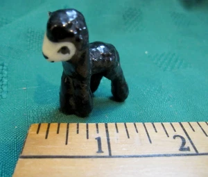Vintage rara statuina Hagen Renaker miniatura mini in piedi bambino agnello pecora nera - Foto 1 di 13