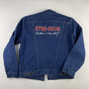 Vintage Wrangler Jeansjacke KTWB 102 FM Outlaw Country Radio USA Made Größe 40M - Bild 1 von 9