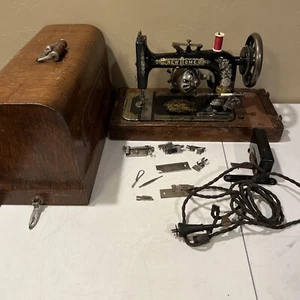 Máquina de coser antigua para el hogar nueva en base con motor y pedal 1917 SIN PROBAR - Imagen 1 de 12