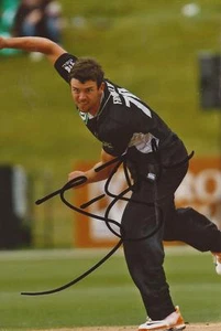 NEW ZEALAND: JAMES FRANKLIN SIGNED 6x4 ODI ACTION PHOTO+COA - Picture 1 of 1