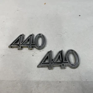 Dodge Coronet 440 1965 par de insignias de guardabarros OEM Mopar pasadores de montaje rotos - Imagen 1 de 3