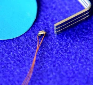 YMQ0402B 20pz BLU 0,1mm Rame Smaltato Cablato Presaldato SMD Led Modello Fai da Te - Foto 1 di 2
