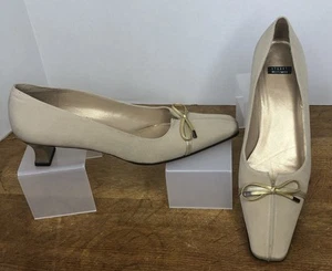 Stuart Weitzman décolleté vintage tacco a gattino 9,5 AAA avorio raso oro fiocco Spagna pelle - Foto 1 di 19