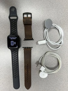 Apple Series 7, 45mm Watch bundle - Photo 1 sur 3