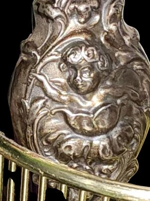 Limpador de cutículas antigo de prata esterlina com alça de design de querubim ornamentada - Imagem 1 de 4