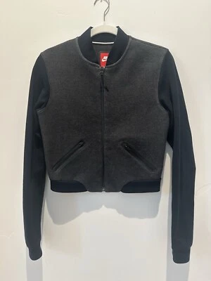 Jaqueta Nike Tech Feminina Pequena Cinza com Mangas Pretas Zíper Completo Lã Cropped - Imagem 1 de 4