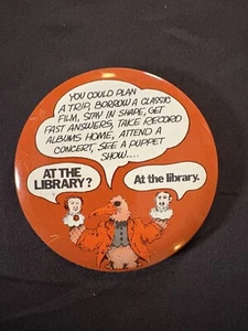 Vintage 70er Jahre "In der Bibliothek" Puppenspiel Vogel Pinback Button - Bild 1 von 1