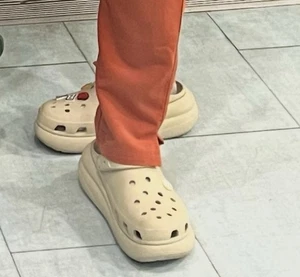 CROCS Classic Crush Chunky Platform, Slip On, Women's Size 11, Cream - Picture 1 of 13