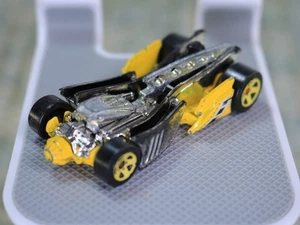 Hot Wheels Motoblade Die-Cast Auto - gelb & schwarz - einzigartiges Open-Wheel Design - - Bild 1 von 11