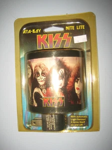 KISS Rock Band At A Boy Nite Lite 2003 con sensor de luz automático difícil de encontrar - Imagen 1 de 13