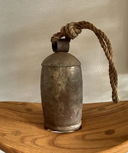 Campana de vaca de latón de hierro rústico grande vintage de 10 pulgadas con cuerda de yute golpeador de madera - Imagen 1 de 16