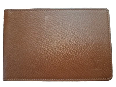 Estuche para tarjetas Louis Vuitton marrón Taiga soporte para identificación Foto 1 de 4