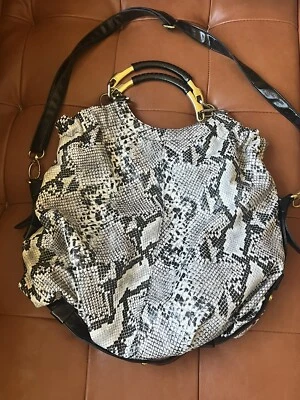 Bolso grande de piel de serpiente Nila Anthony blanco y negro con cadena dorada y negra Foto 1 de 4