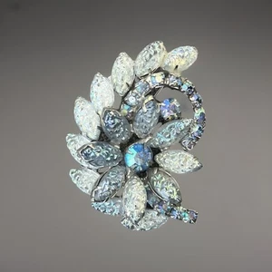 Vintage Beautiful Periwinkle Light Blue Icy Rhinestone Brooch - Picture 1 of 5