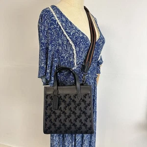 Coach CD750 Field Tote 22 mit Pferd und Kutsche in Midnight Navy - Bild 1 von 6