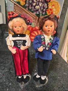 Ein Paar alte Wachua Puppen 9 Zoll in traditioneller Kleidung - Bild 1 von 2