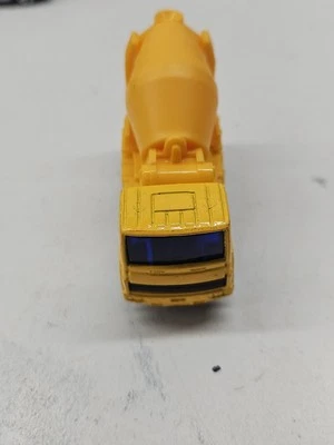 Maisto CEMENT MIXER Ready-Mix Concrete Mover, Yellow Construction Barrel Truck - Image 1 of 4