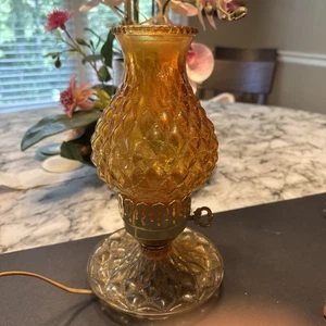 Quilted Amber Glass Hurricane Bedside Vanity Table Lamp 1960's Excellent - Picture 1 of 23
