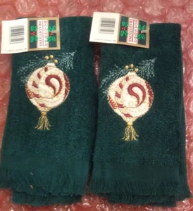 Par de toallas de Navidad con yema de dedo o mano verde adorno de Navidad bola 11 X 17 - Imagen 1 de 5