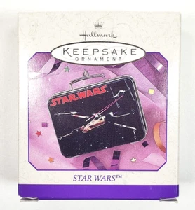 Mini lonchera de hojalata prensada Star Wars adorno de recuerdo de colección 1998 nueva en caja - Imagen 1 de 8