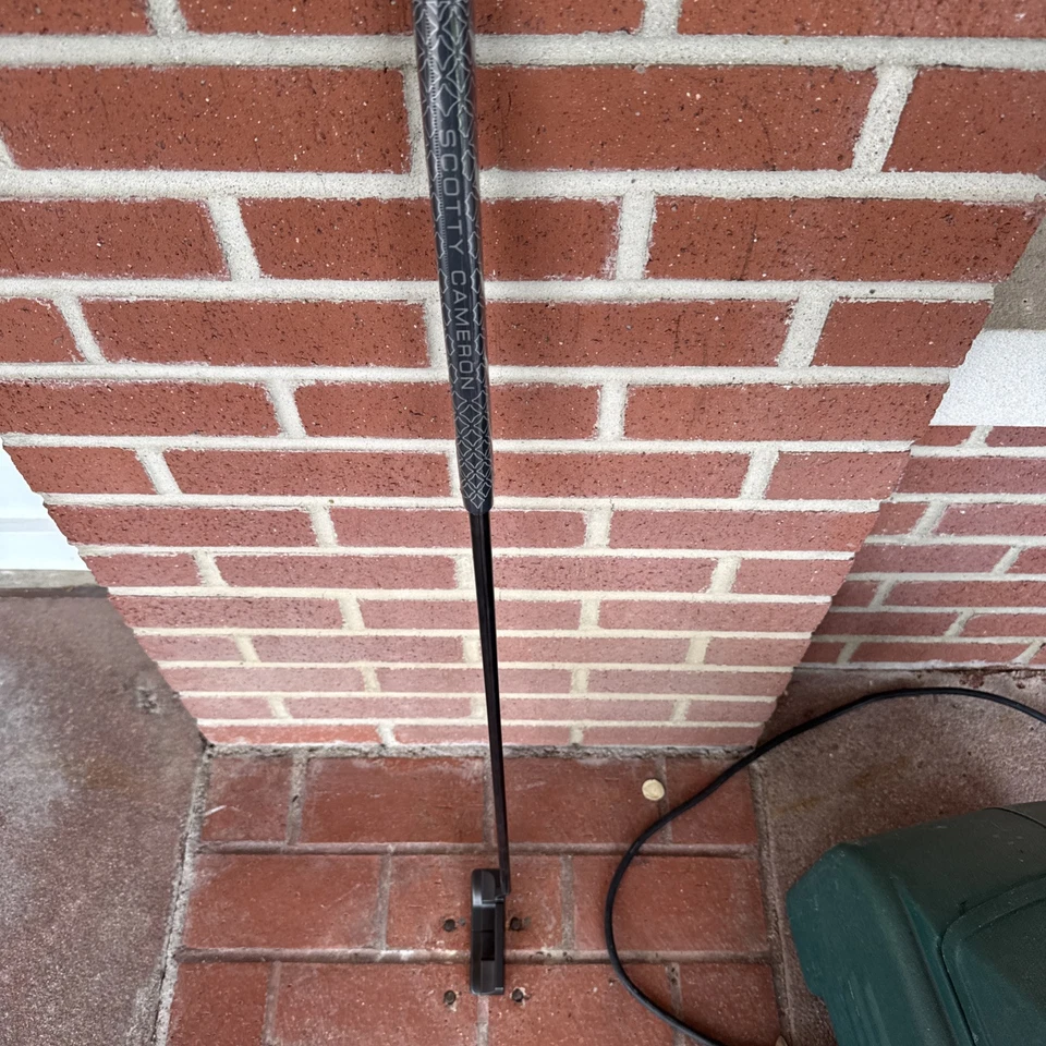 Scotty Cameron 9.5 Tripple Blak L.E. RH 34". GIP plastic on grip and sole.