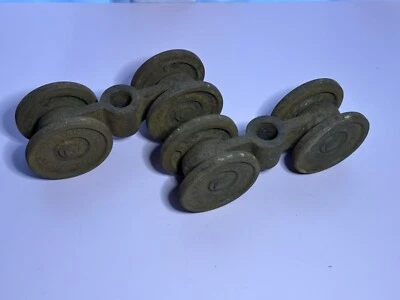 ANTIGUO Par de Ruedas Rodillo Colgador Puerta Granero Hierro Fundido Richards-Wilcox Piezas Foto 1 de 4