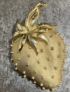 Vintage Crown Trifari Goldtone Strawberry Brooch Signed - Picture 1 of 6