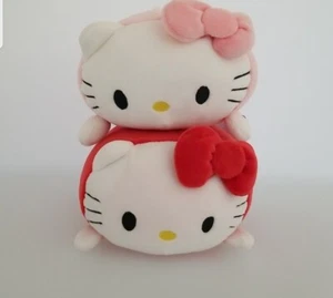 Peluche cuscino sdraiato nuovo con etichette Hello Kitty super morbido 6" rosso e rosa nuovo con etichette di 2 rotondi 1 - Foto 1 di 8