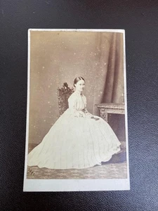 CDV victoriano de 1800 niña joven en silla libro Alfred Harman Peckham - Imagen 1 de 2