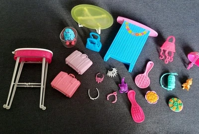 Barbie - Zubehör - 20 Teile - Tisch - Schrank - Koffer - Helm - Haarreif - Bild 1 von 4