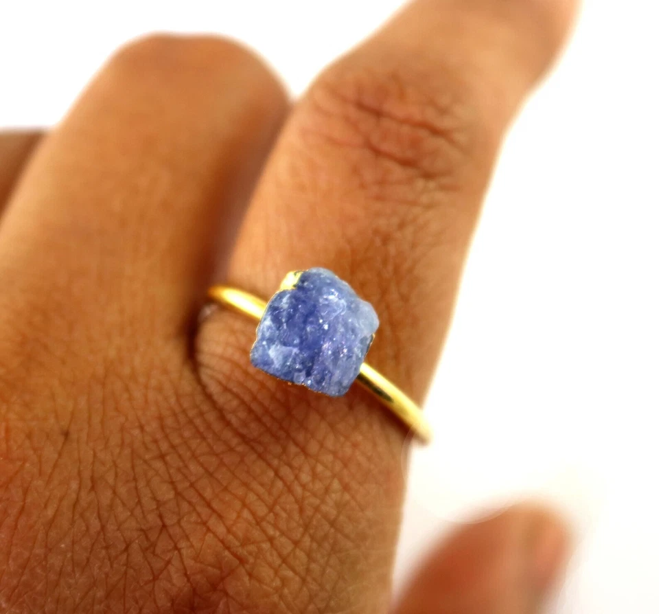 Anillo de piedra de nacimiento ajustable de latón chapado en oro de 18 quilates de tanzanita natural Foto 1 de 4