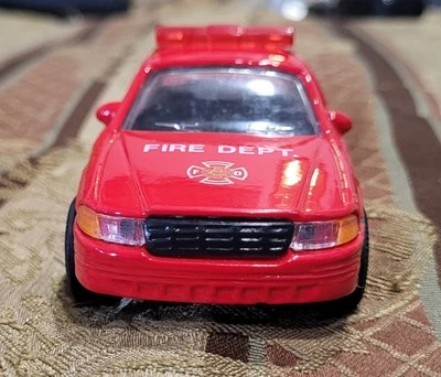 Shing Fat LTD 2010 - Ford Crown Victoria - Departamento de Bomberos retroceder y listo - 1:35 Suelto Foto 1 de 4