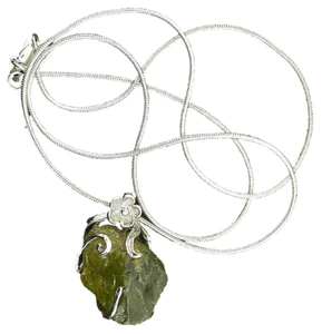 Arizona Wirewrapped 6 Gram Peridot Silverplated Pendant 22 Inch Snake Chain - Picture 1 of 2