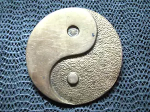 YING YANG SIGN HIPPIE BRASS BELT BUCKLE! VINTAGE! RARE! AMINCO! 1970s! TAIWAN! - Picture 1 of 10