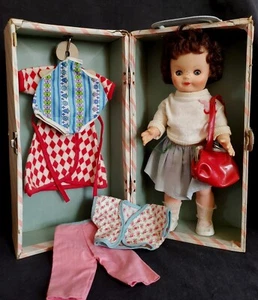 Muñeca de vinilo de 13" de colección años 60 con baúl de cartón y ropa original como se encuentra - Imagen 1 de 24