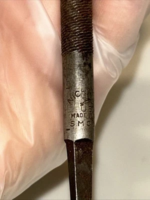 VINTAGE NICHOLSON ROUND METAL FILE 10 1/4” L X 1/4” DIAMETER SINGLE CUT - Image 1 of 4